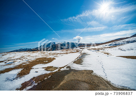 冬の青空に雪化粧した阿蘇の風景 冬の青空に雪化粧した阿蘇の風景 73906837