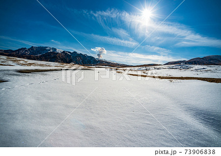冬の青空に雪化粧した阿蘇の風景 73906838