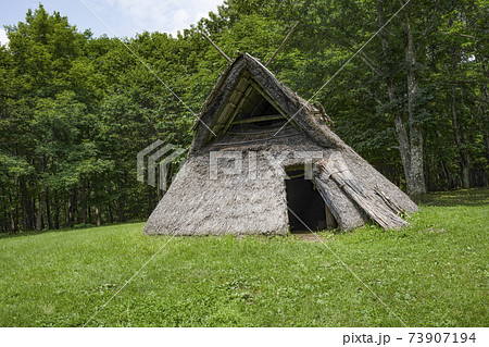 茅野市尖石縄文考古館、与助尾根遺跡の復元住居 73907194