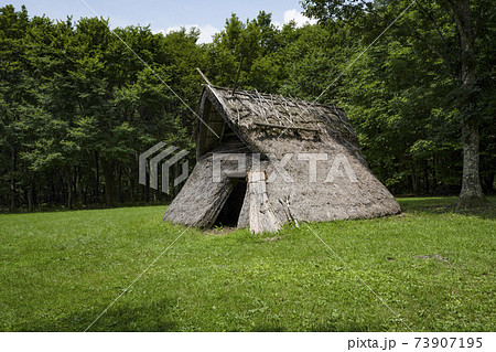 茅野市尖石縄文考古館、与助尾根遺跡の復元住居 茅野市尖石縄文考古館、与助尾根遺跡の復元住居 73907195
