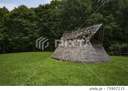 茅野市尖石縄文考古館、与助尾根遺跡の復元住居 73907215