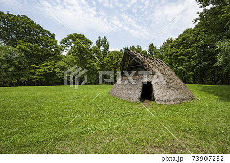茅野市尖石縄文考古館、与助尾根遺跡の復元住居 73907232