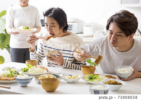 食べる 食欲 肉を食う若者 食べる 食欲 肉を食う若者 73908038