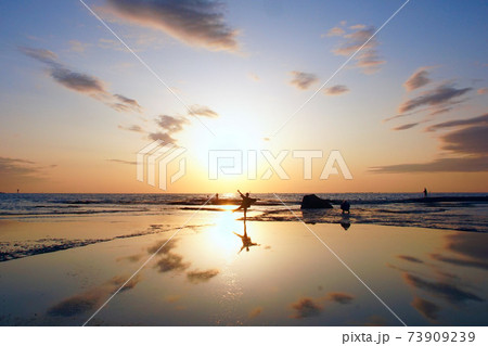 天神崎の夕景　リフレクション　和歌山県田辺市 73909239