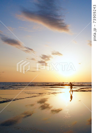 天神崎の夕景　リフレクション　和歌山県田辺市 73909243