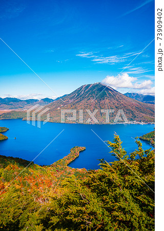 秋の日光・半月山展望台からの景色・中禅寺湖と男体山と八丁出島【栃木県】 73909402