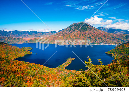 秋の日光・半月山展望台からの景色・中禅寺湖と男体山と八丁出島【栃木県】 73909403