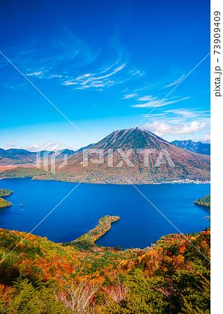 秋の日光・半月山展望台からの景色・中禅寺湖と男体山と八丁出島