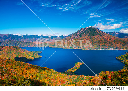 秋の日光・半月山展望台からの景色・中禅寺湖と男体山と八丁出島