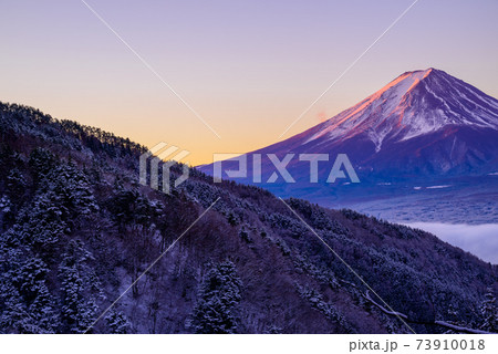 旧御坂峠 富士山 朝焼け 雲海 旧御坂峠 富士山 朝焼け 雲海 73910018