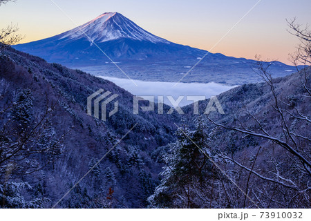 旧御坂峠　富士山　朝焼け　雲海 73910032