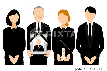 遺影と位牌を持ち、お見送りをする遺族 73910116