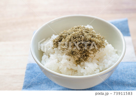 とろろ昆布を乗せたご飯 73911583