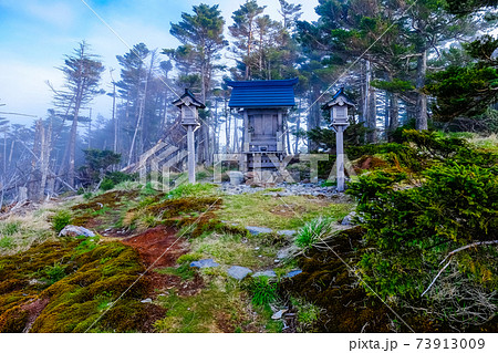 弥山奥宮の脇の祠 弥山奥宮の脇の祠 73913009