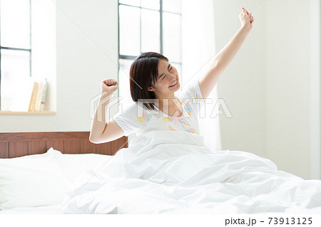 元気に目ざめる女性 元気に目ざめる女性 73913125