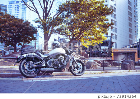 横浜市街とクルーザーバイク フィルム風加工の写真素材