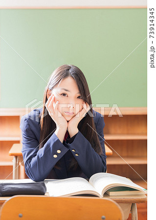 教室で頬杖をつく高校生 女子高生 教室で頬杖をつく高校生 女子高生 73914345