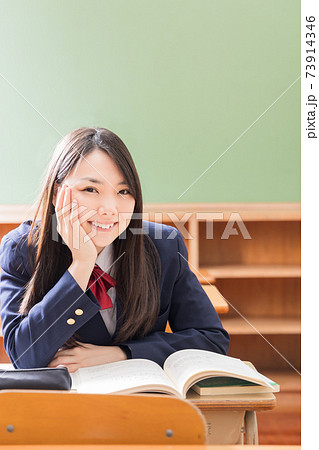 教室で頬杖をつく高校生 女子高生 教室で頬杖をつく高校生 女子高生 73914346
