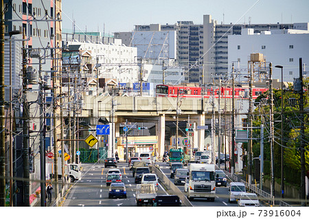 東京南品川の青物横丁駅近くの第一京浜(国道15号)と赤い京急1000の