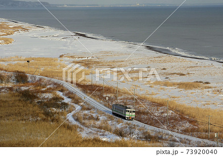 冬の海岸線を走る根室本線　JR根室本線 73920040