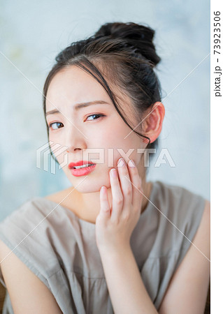 20代後半女子の肌トラブル 73923506