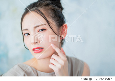 20代後半女子お肌の曲がり角 20代後半女子お肌の曲がり角 73923507