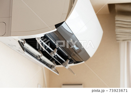 稼働中のエアコン　住まい 73923671