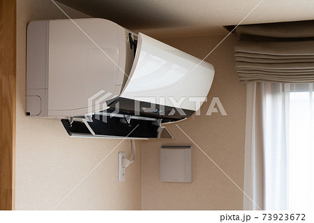 稼働中のエアコン　住まい 73923672