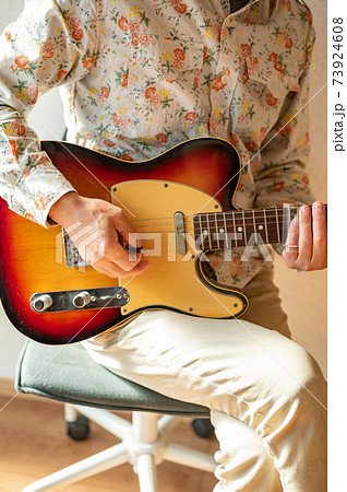 自粛生活の中久しぶりのギターを弾く 自粛生活の中久しぶりのギターを弾く 73924608