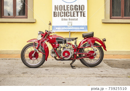 イタリア　真っ赤なバイク 73925510
