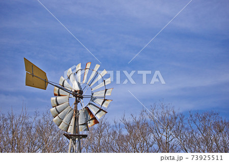 風の力で水を汲み上げる風車 73925511