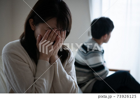 夫婦関係に悩む女性・コロナ離婚・カップルの喧嘩イメージ 73926125