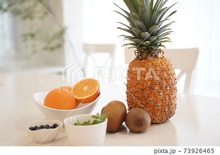 白いスタジオでフルーツカッティングレッスンの写真素材