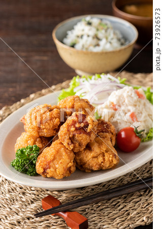 こんがりキツネ色の若鶏の唐揚げ 73926573