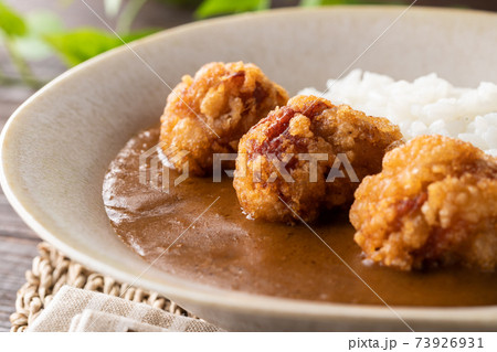 こんがりキツネ色の唐揚げカレー こんがりキツネ色の唐揚げカレー 73926931