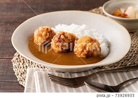 こんがりキツネ色の唐揚げカレー 73926935