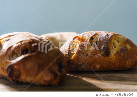 美味しそうなバゲット 73926954
