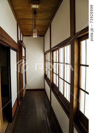 古い日本家屋の廊下 古い日本家屋の廊下 73926996