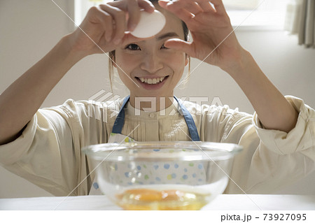 卵を割る女性 卵を割る女性 73927095