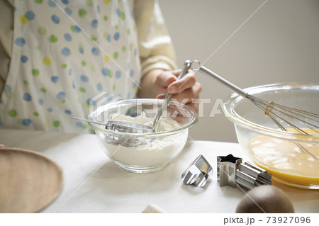 お菓子作りをする女性の手元 お菓子作りをする女性の手元 73927096