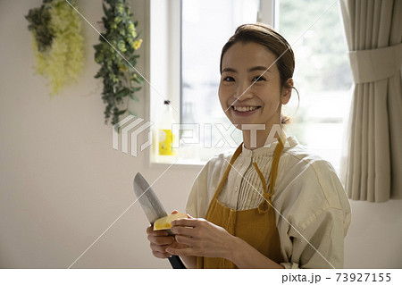 料理をする女性 料理をする女性 73927155