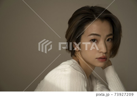 ショートカットの女性のポートレート ショートカットの女性のポートレート 73927209