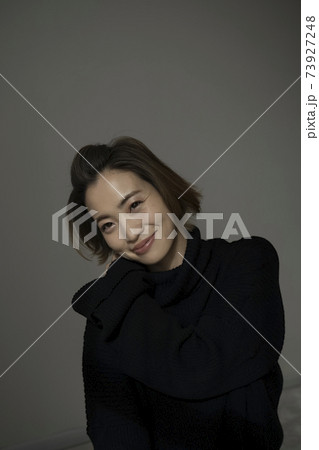 ショートカットの女性のポートレート ショートカットの女性のポートレート 73927248