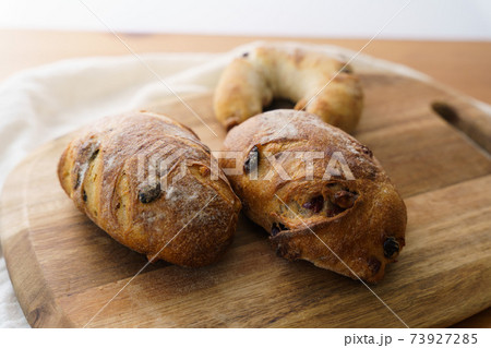 美味しそうなバゲット 73927285