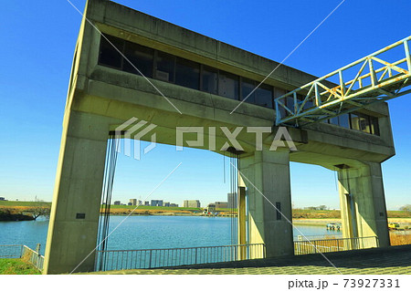 冬の松戸機場樋管の水門と江戸川風景 73927331