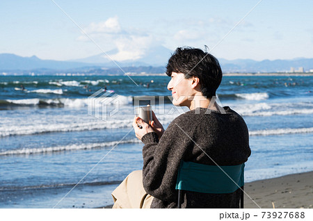 江ノ島の海を眺めながらコーヒを飲む男性 江ノ島の海を眺めながらコーヒを飲む男性 73927688