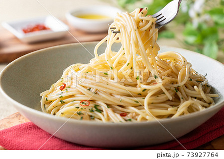 フォークですくった、スパゲッティペペロンチーノ 73927764