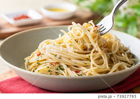 フォークですくった、スパゲッティペペロンチーノ フォークですくった、スパゲッティペペロンチーノ 73927765