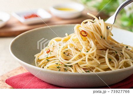 フォークですくった、スパゲッティペペロンチーノ フォークですくった、スパゲッティペペロンチーノ 73927766