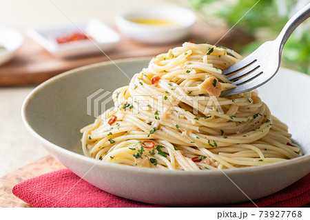 フォークですくった、スパゲッティペペロンチーノ フォークですくった、スパゲッティペペロンチーノ 73927768